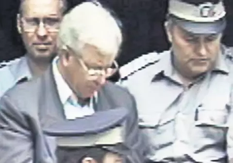 Român traficant de arme, săltat la Paris