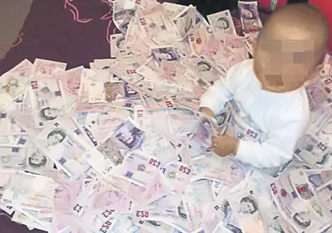 A furat 43.000 de lire şi înapoiază doar una