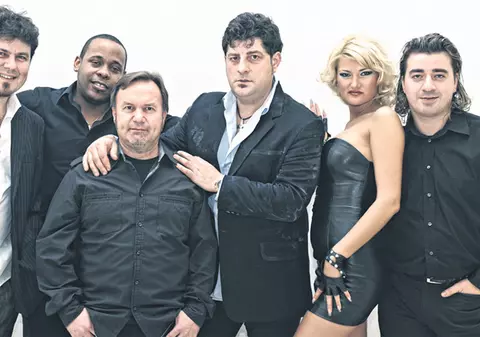 Tavi Colen cântă live cu trupa