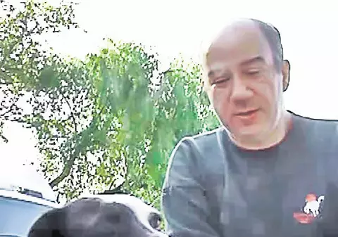 Bătut şi legat cu sârmă, căţelul şi-a găsit stăpân în Franţa