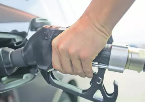 Dolarul aruncă preţul benzinei în aer!