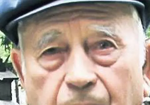 Se roagă la mormintele din Bellu