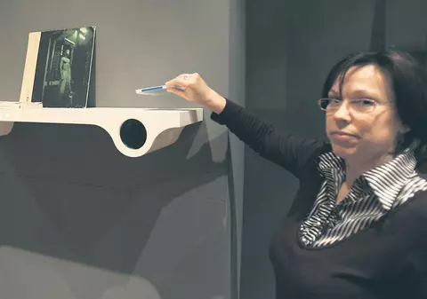 A fost inventată etajera care citeşte CD-urile prin carcasă