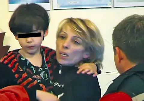 A vrut să-şi arunce copilul pe geam