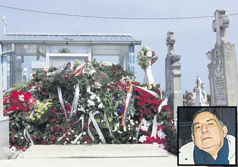 I-au acoperit mormântul cu flori