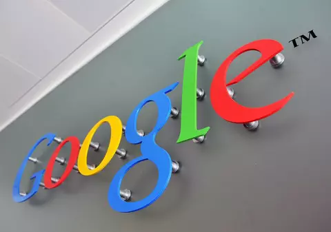Dă în judecată Google pentru că a fost lovită de o maşină