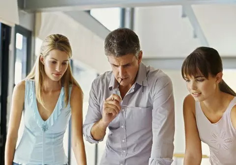 Parlamentarii vor să dea mai mulți bani angajaților care stau peste program- proiect