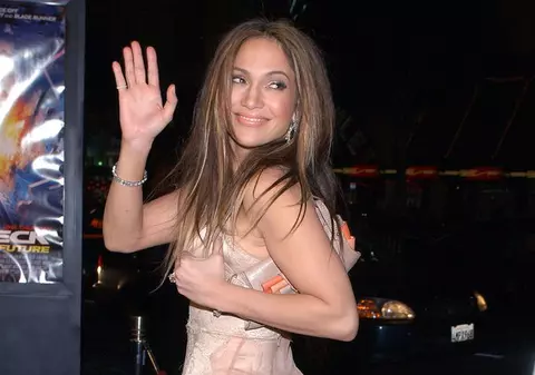 Jennifer Lopez i-a scos din minţi pe cei care i-au produs parfumul