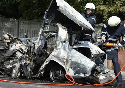 Neatenţia i-a costat viaţa! Trei tineri au murit, după ce maşina lor a fost lovită de un tren 