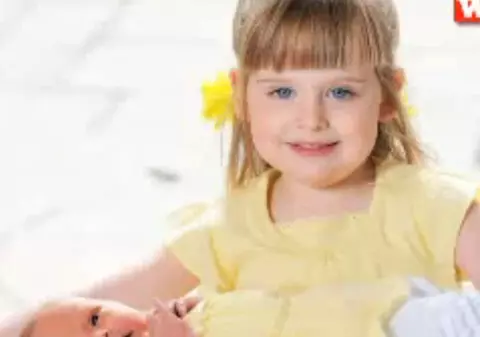 Video | Gemene născute la o diferenţă de patru ani