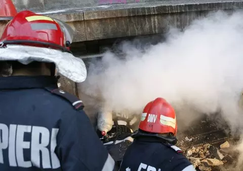 Incendiu puternic în Piaţa Reşiţa din Capitală