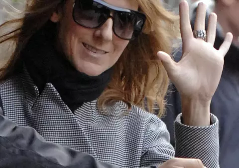Celine Dion lansează o linie de ochelari de soare
