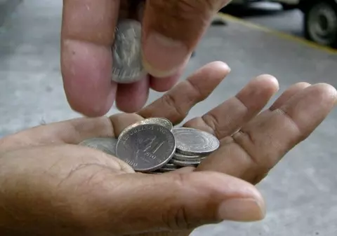 Români din Spania, acuzaţi că-şi pun copiii să cerşească