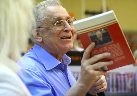 Iliescu, primit cu ostilitate şi îmbrânceli la lansarea cărţii sale