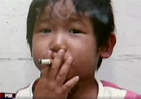 La doar 3 ani, fumează un pachet de ţigări pe zi şi bea trei pahare de bere