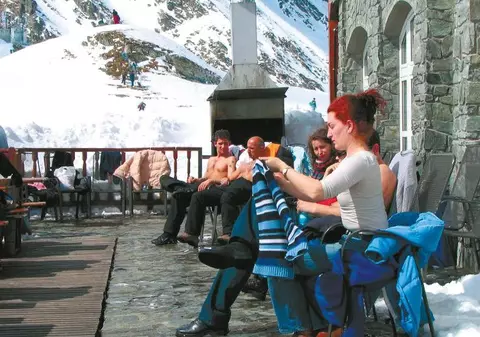 Serbările Estivale ale Zăpezii: plajă pe omăt în timp de caniculă