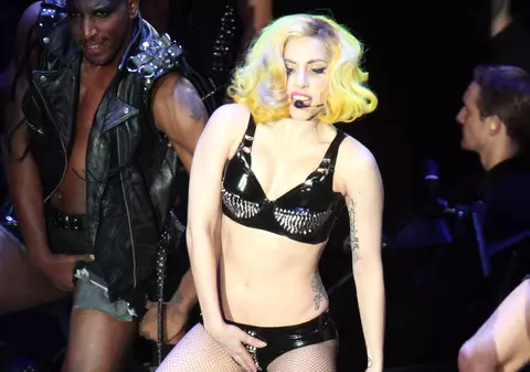 Lady GaGa a rămas în lenjerie intimă pe stadion şi s-a războit cu fotografii