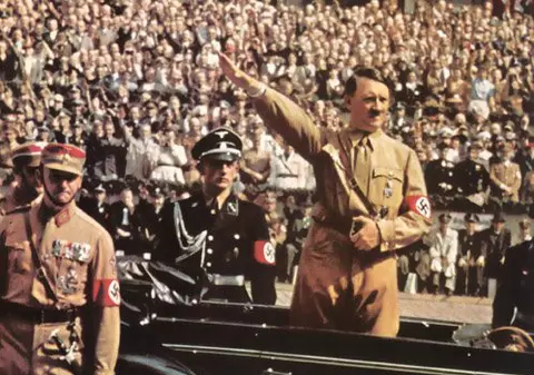Limuzina lui Hitler, expusă la Bucureşti