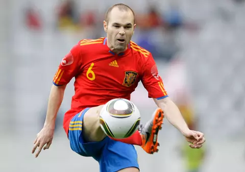 Iniesta este refăcut pentru debutul Spaniei la Mondial