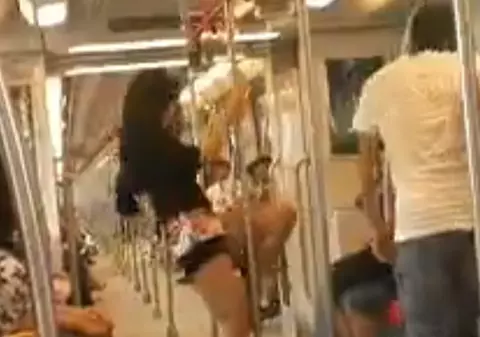 Video | O femeie dansează la bară, în metrou, ca să schimbe mentalitatea chinezilor 