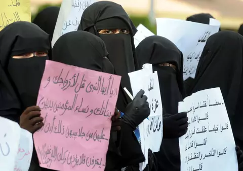 Un oraş catalan interzice portul vălului islamic integral în locuri publice