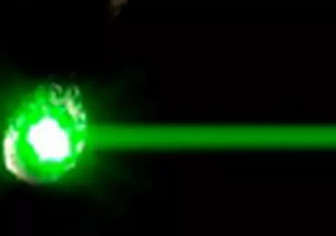 Tânăr, arestat pentru că "orbea" piloţii cu o rază laser de culoare verde