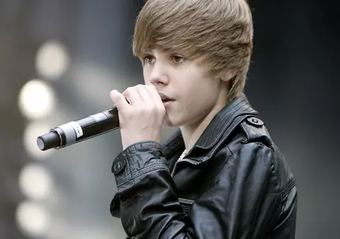 Bieber: "I-aş putea bate pe fraţii Jonas" 