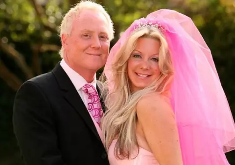 Şi-a injectat fiica de 7 ani cu botox şi o învaţă să danseze la bară