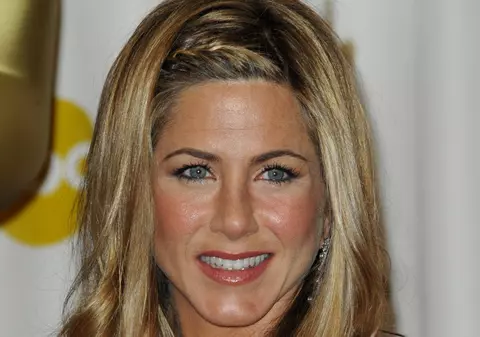 Jennifer Aniston şi-a scos pantofii la licitaţie 