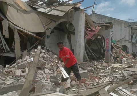 Cutremur cu magnitudinea 7,1 şi alertă de tsunami în Indonezia