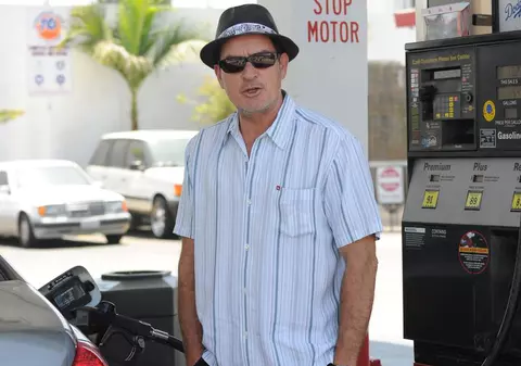 A doua maşina a lui Charlie Sheen găsită într-o râpă în doar 4 luni