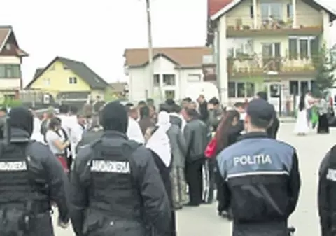 Scandal între două familii de romi: s-au atacat cu furci, pietre şi pistoale
