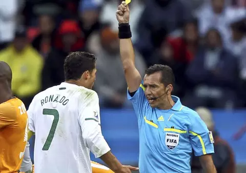 Ronaldo sare la gâtul arbitrilor