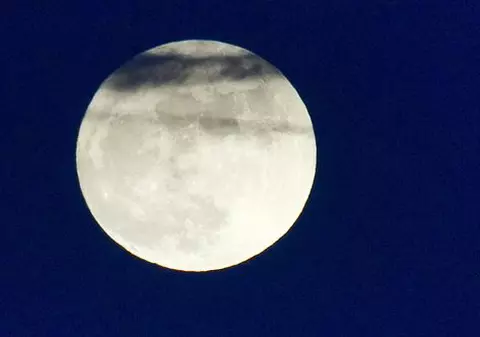 Pe Lună e de 100 de ori mai multă apă decât se credea iniţial