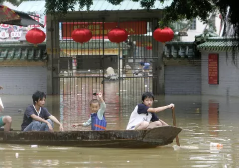Peste 90 de morţi în inundaţiile din sudul Chinei