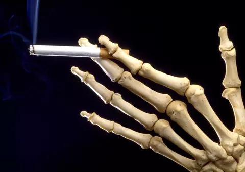 Octogenar mort după ce a adormit cu ţigara aprinsă