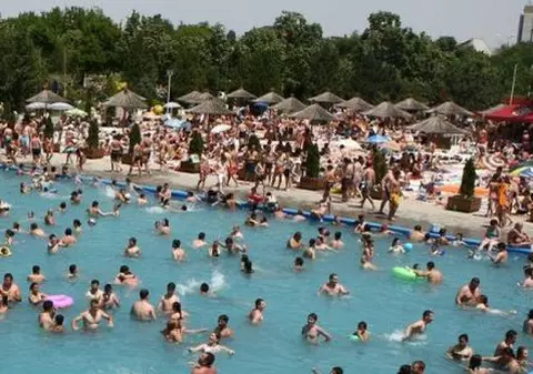 Cum să ne ferim de bolile contagioase din ştranduri şi piscine