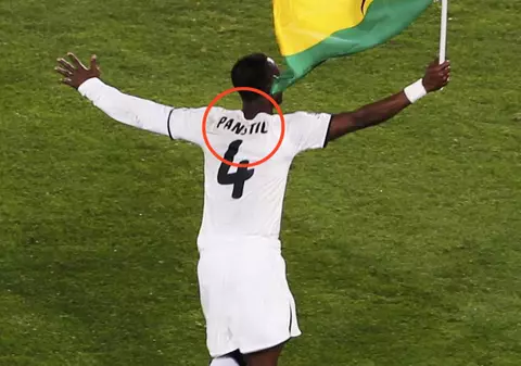 Supărat că i-au greşit numele pe tricou, ghanezul Paintsil a protestat!