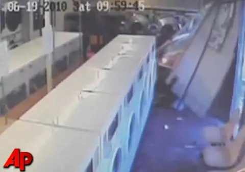 Video | Şoferiţa care a "parcat" într-o... spălătorie de haine