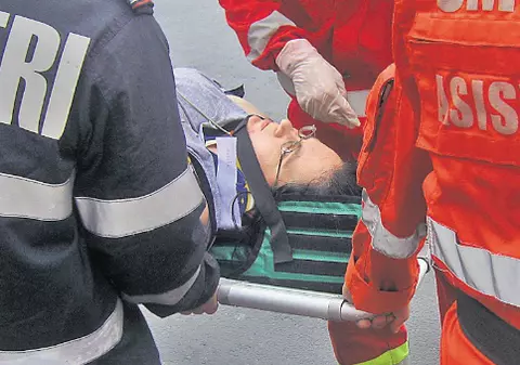 Miracol la metrou: a căzut în faţa trenului şi are doar câteva vânătăi