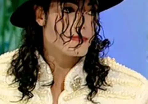 Sosia lui Michael Jackson susţine că Regele Pop şi-a operat bărbia după a lui