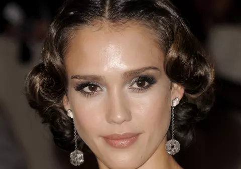 Jessica Alba a convins o chinezoaică să nu se opereze ca să semene cu ea