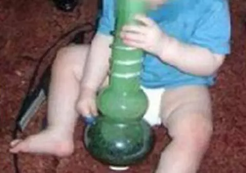Un bebeluş de 11 luni fumează marijuana
