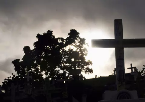 Au interzis crucile din cimitire, pentru că sunt periculoase