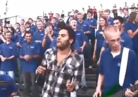 Video | Lenny Kravitz a oferit un super recital pe stradă