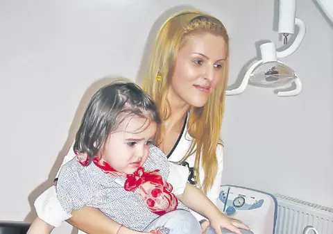 Fetiţa lui Adrian Cristea, speriată de dentist