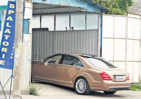 Preşedintele lui Dinamo îşi duce Mercedesul de 80.000 € la o modestă spălătorie de cartier