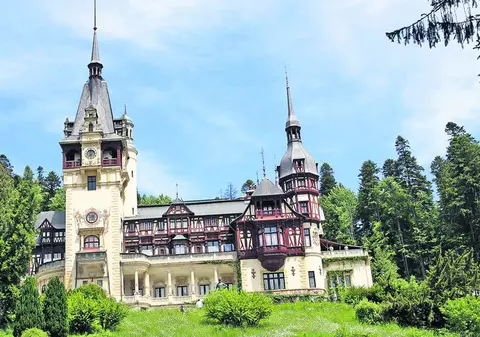 Se alege praful de castelul Peleş!