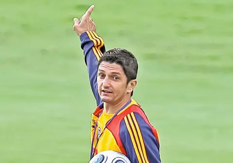 Selecţionerul Răzvan Lucescu suferă de mania persecuţiei: «Suntem singuri împotriva tuturor»