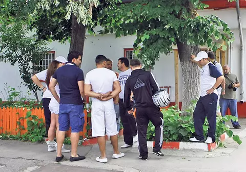 Nuţu Cămătaru s-a dat în stambă, ieri, la eliberare - A plecat acasă pe un cal negru